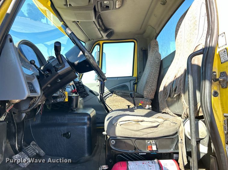 image for item KH9550 2004 International 7600  dump truck