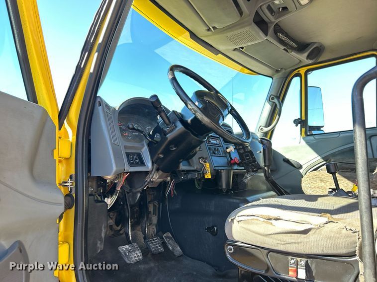 image for item KH9550 2004 International 7600  dump truck