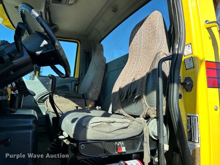 image for item KH9550 2004 International 7600  dump truck