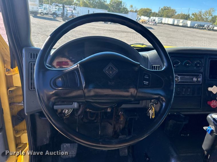 image for item KH9550 2004 International 7600  dump truck