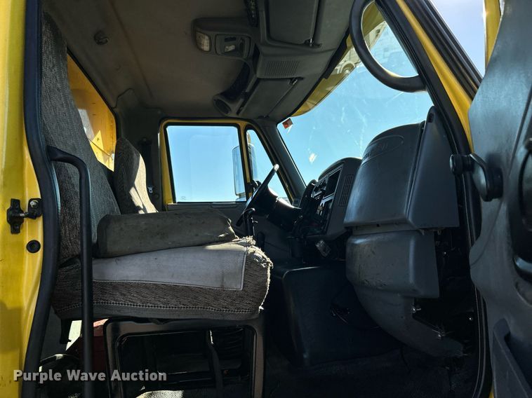 image for item KH9550 2004 International 7600  dump truck