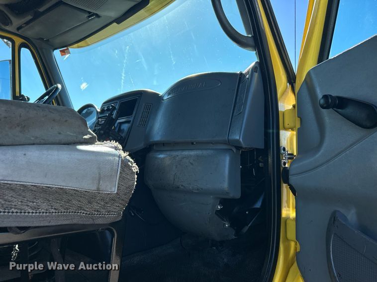 image for item KH9550 2004 International 7600  dump truck