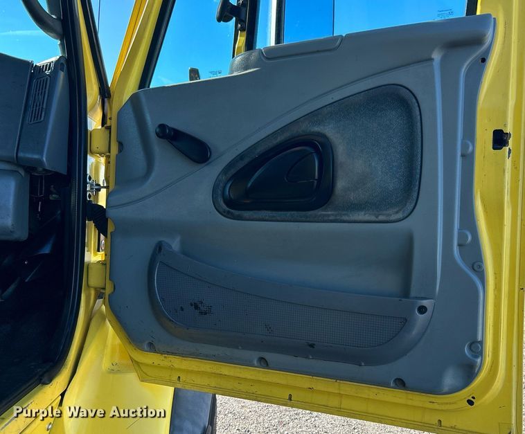 image for item KH9550 2004 International 7600  dump truck