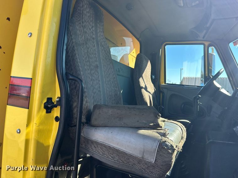 image for item KH9550 2004 International 7600  dump truck