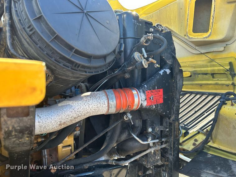 image for item KH9550 2004 International 7600  dump truck