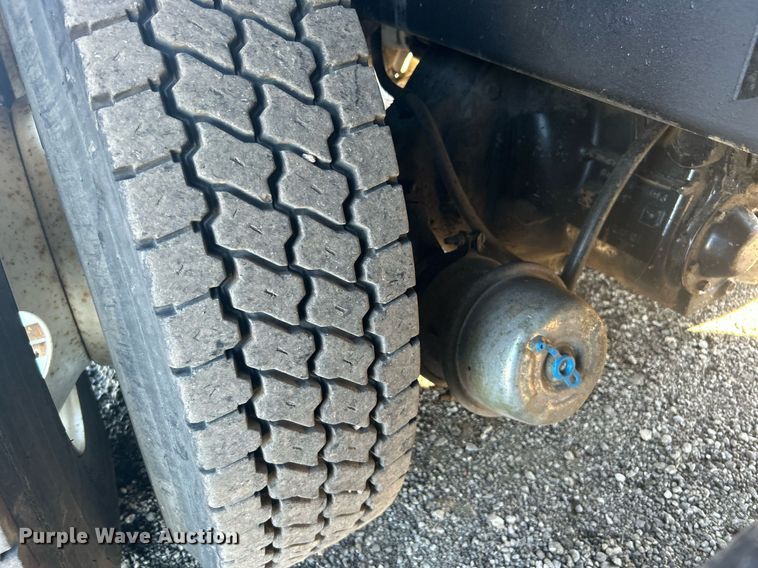 image for item KH9550 2004 International 7600  dump truck