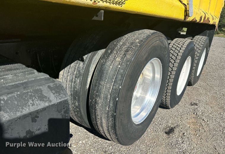 image for item KH9550 2004 International 7600  dump truck