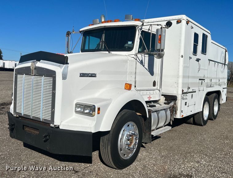 image for item KH9551 1994 Kenworth T800  utility / service truck