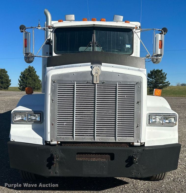 image for item KH9551 1994 Kenworth T800  utility / service truck