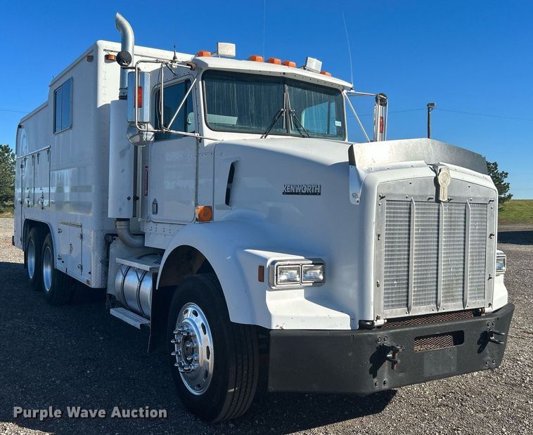 image for item KH9551 1994 Kenworth T800  utility / service truck