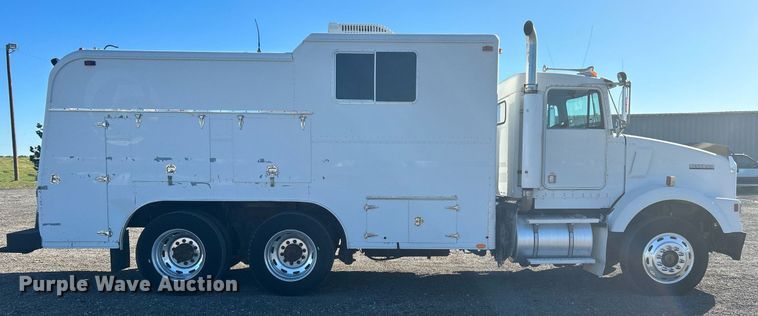 image for item KH9551 1994 Kenworth T800  utility / service truck