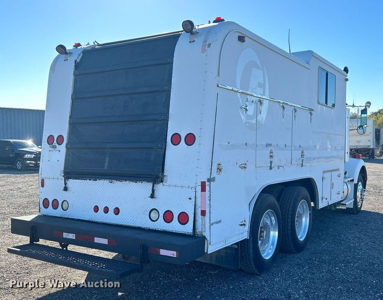 image for item KH9551 1994 Kenworth T800  utility / service truck