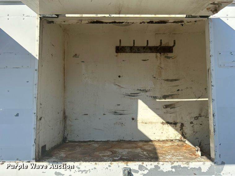 image for item KH9551 1994 Kenworth T800  utility / service truck