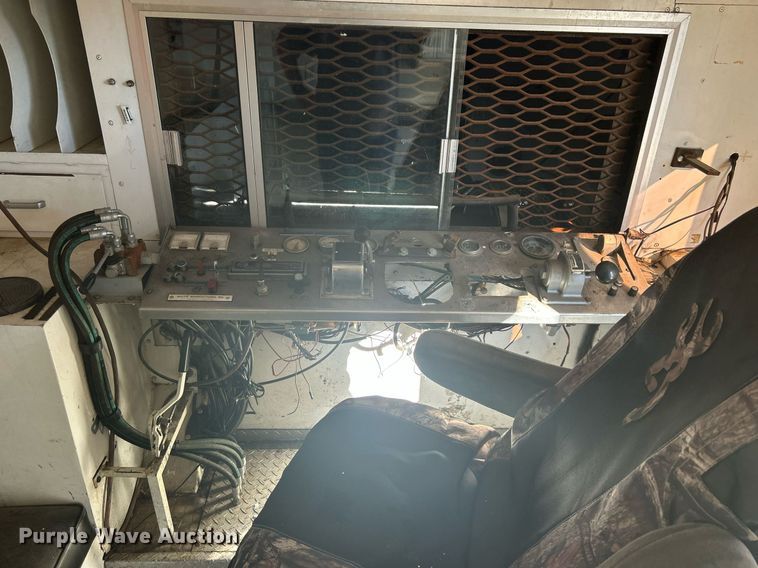 image for item KH9551 1994 Kenworth T800  utility / service truck