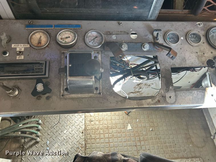 image for item KH9551 1994 Kenworth T800  utility / service truck