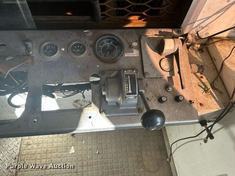 image for item KH9551 1994 Kenworth T800  utility / service truck