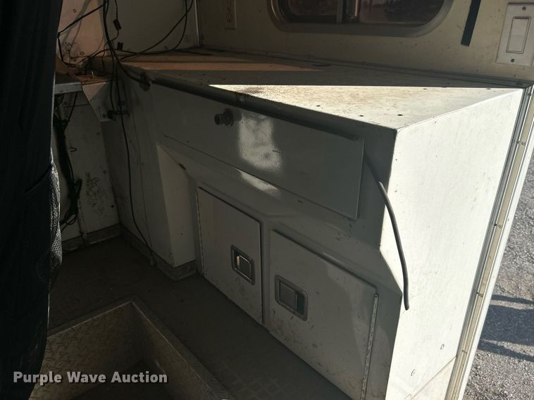 image for item KH9551 1994 Kenworth T800  utility / service truck