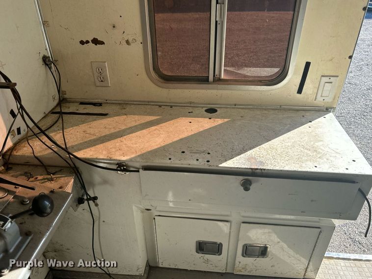 image for item KH9551 1994 Kenworth T800  utility / service truck