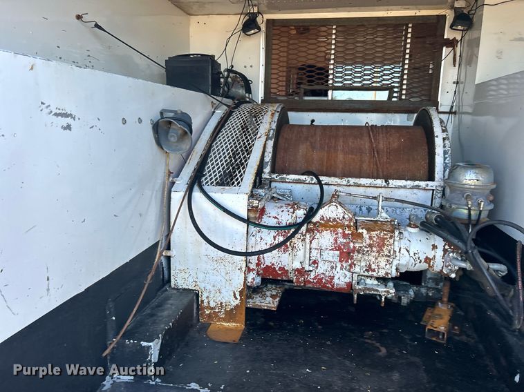 image for item KH9551 1994 Kenworth T800  utility / service truck