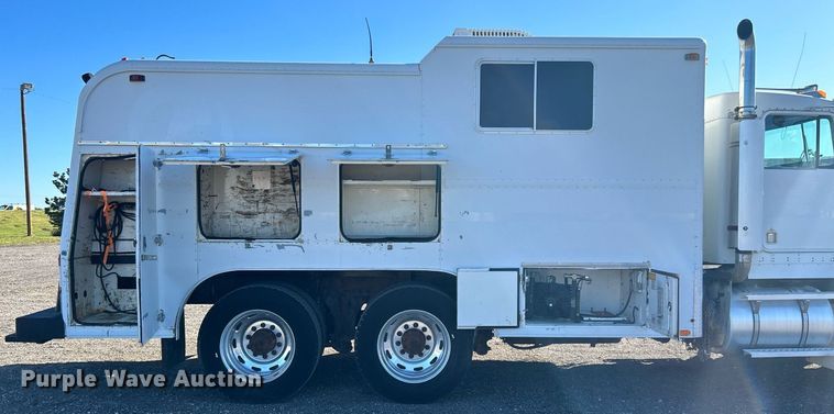 image for item KH9551 1994 Kenworth T800  utility / service truck