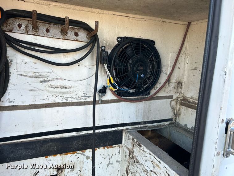 image for item KH9551 1994 Kenworth T800  utility / service truck