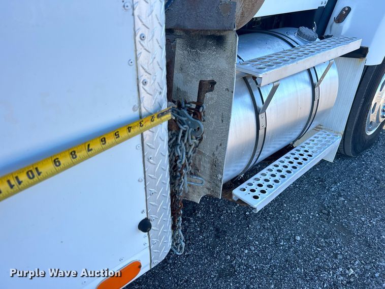 image for item KH9551 1994 Kenworth T800  utility / service truck