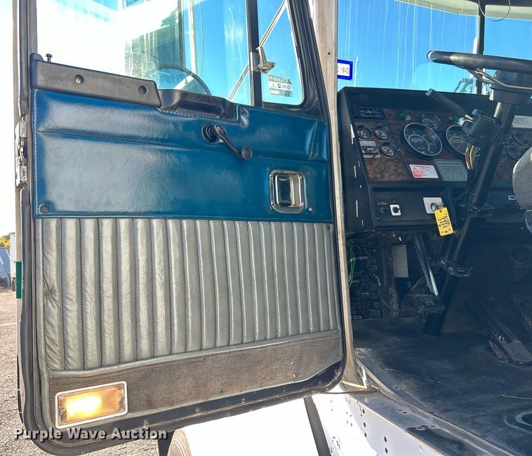 image for item KH9551 1994 Kenworth T800  utility / service truck