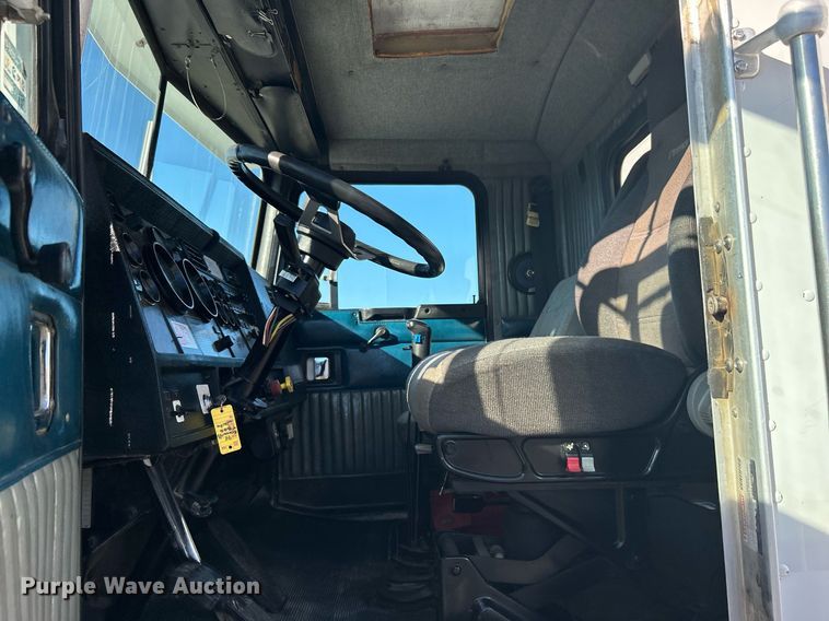 image for item KH9551 1994 Kenworth T800  utility / service truck