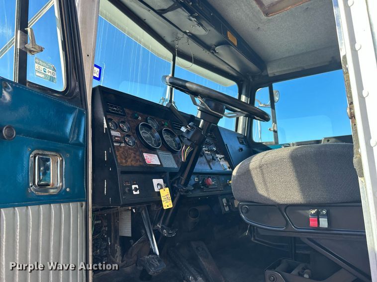 image for item KH9551 1994 Kenworth T800  utility / service truck