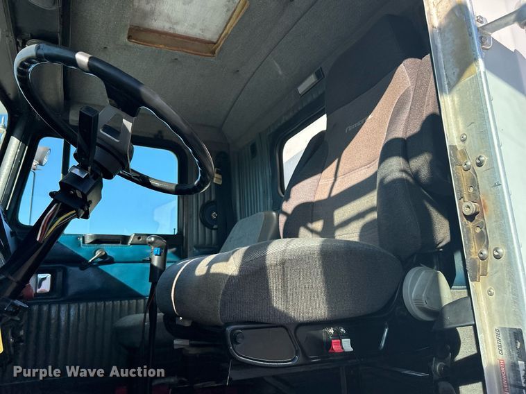 image for item KH9551 1994 Kenworth T800  utility / service truck