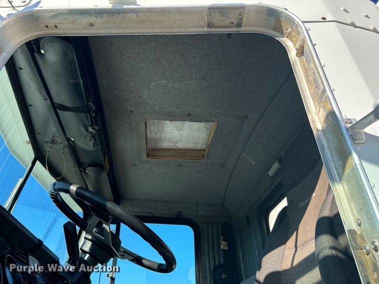 image for item KH9551 1994 Kenworth T800  utility / service truck