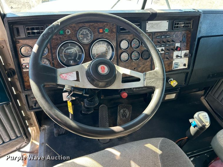 image for item KH9551 1994 Kenworth T800  utility / service truck