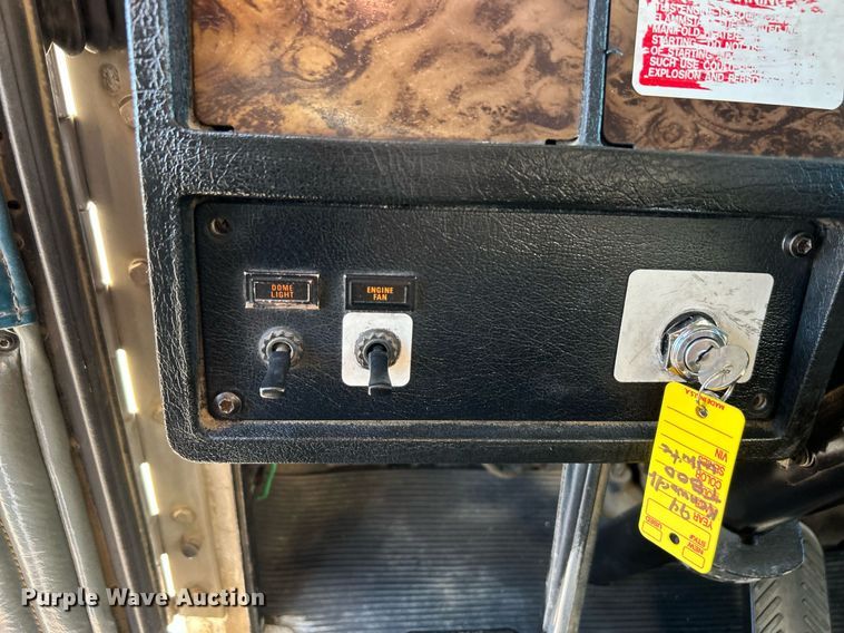 image for item KH9551 1994 Kenworth T800  utility / service truck