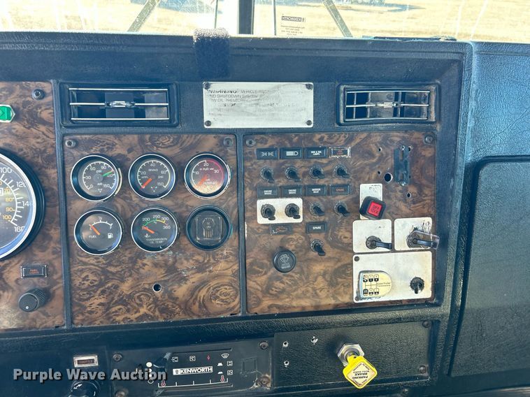 image for item KH9551 1994 Kenworth T800  utility / service truck