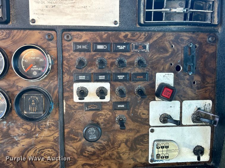 image for item KH9551 1994 Kenworth T800  utility / service truck