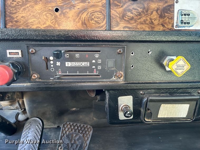 image for item KH9551 1994 Kenworth T800  utility / service truck