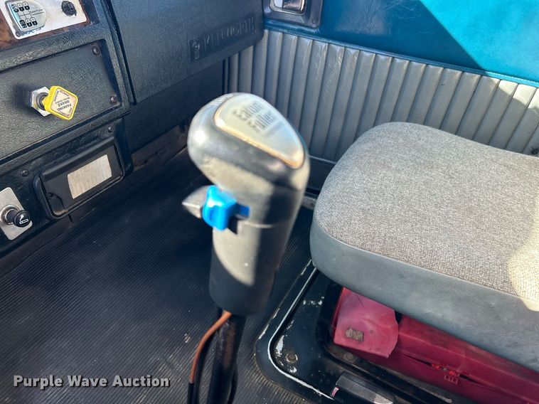 image for item KH9551 1994 Kenworth T800  utility / service truck