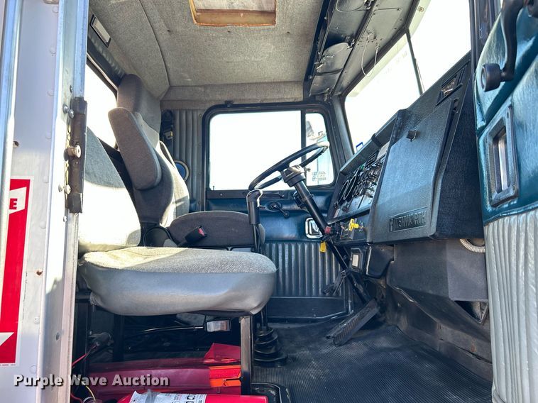 image for item KH9551 1994 Kenworth T800  utility / service truck