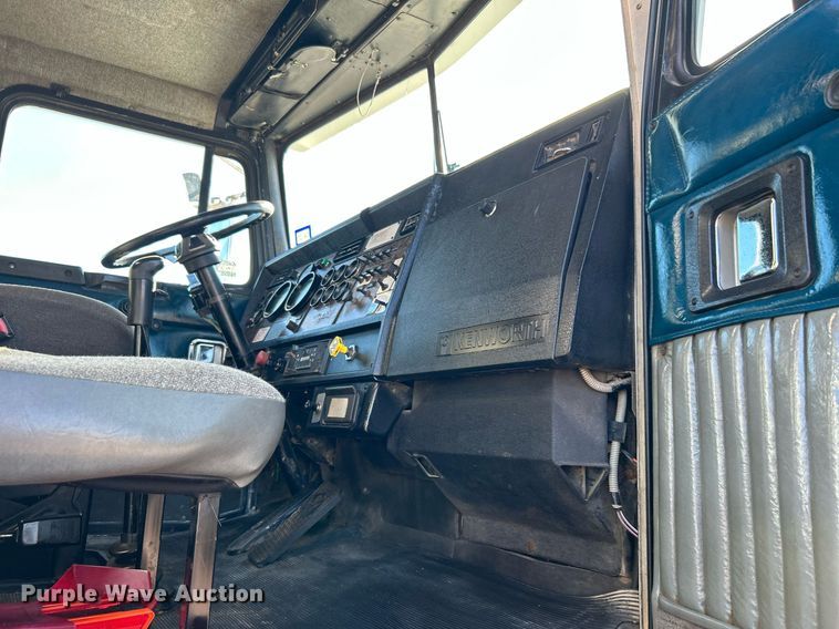 image for item KH9551 1994 Kenworth T800  utility / service truck