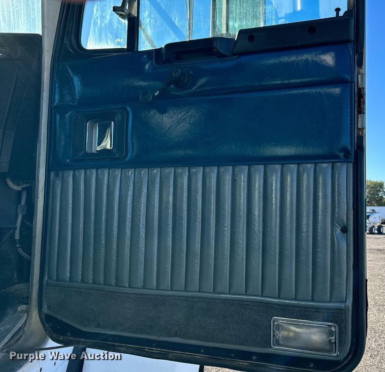 image for item KH9551 1994 Kenworth T800  utility / service truck