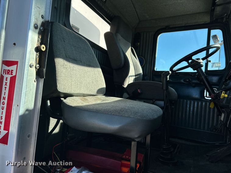 image for item KH9551 1994 Kenworth T800  utility / service truck