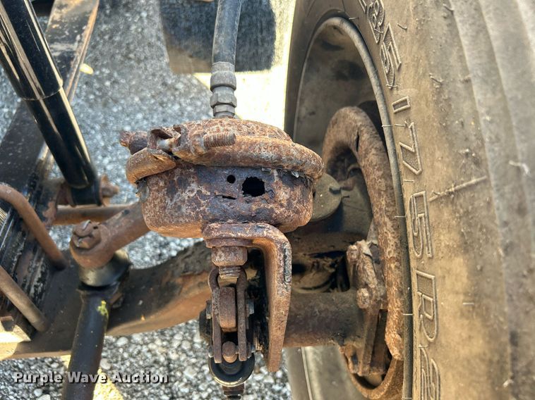 image for item KH9551 1994 Kenworth T800  utility / service truck