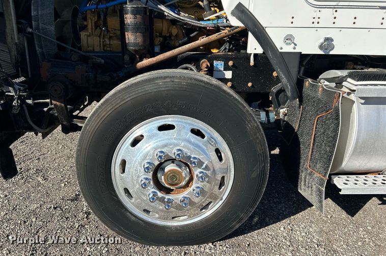 image for item KH9551 1994 Kenworth T800  utility / service truck