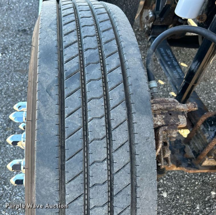 image for item KH9551 1994 Kenworth T800  utility / service truck