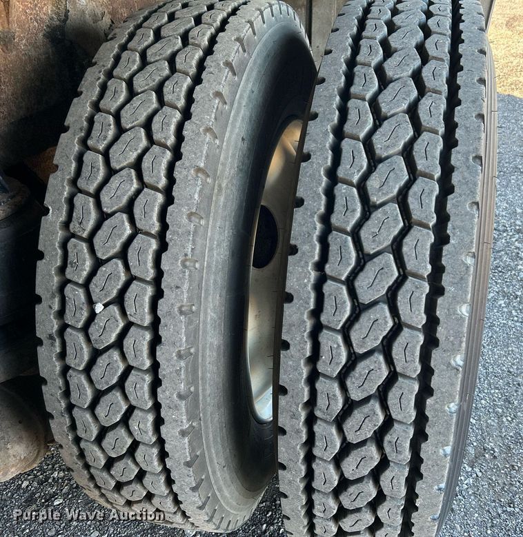 image for item KH9551 1994 Kenworth T800  utility / service truck