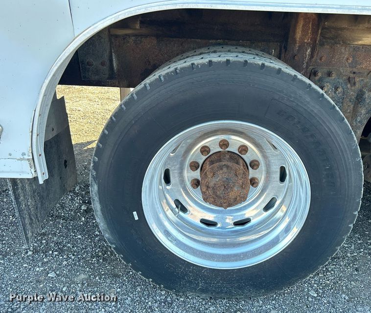 image for item KH9551 1994 Kenworth T800  utility / service truck