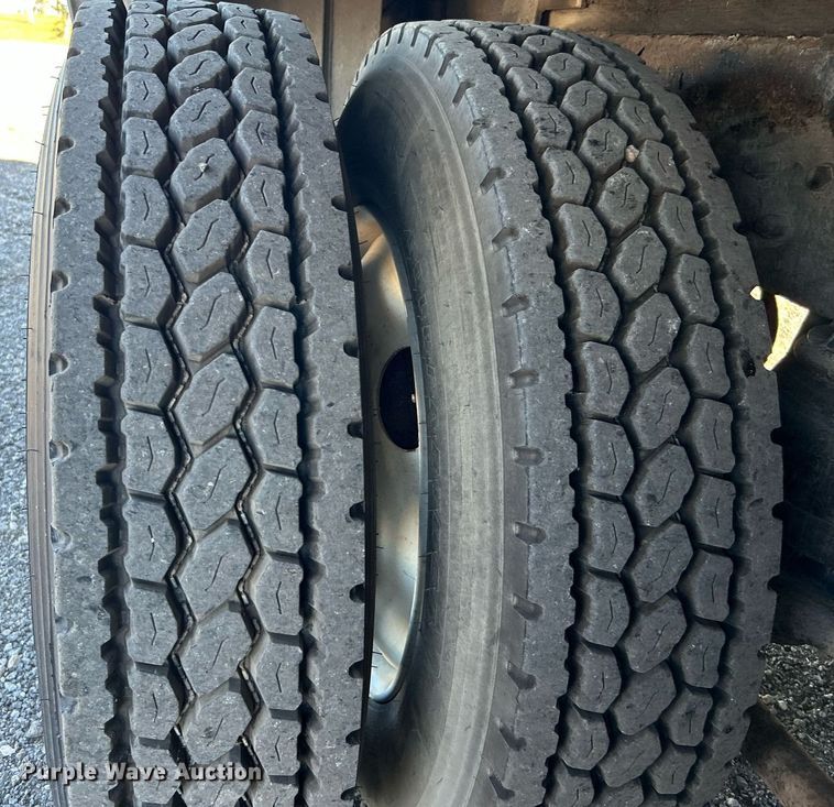 image for item KH9551 1994 Kenworth T800  utility / service truck