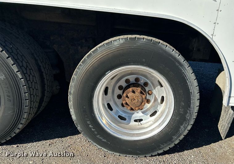 image for item KH9551 1994 Kenworth T800  utility / service truck