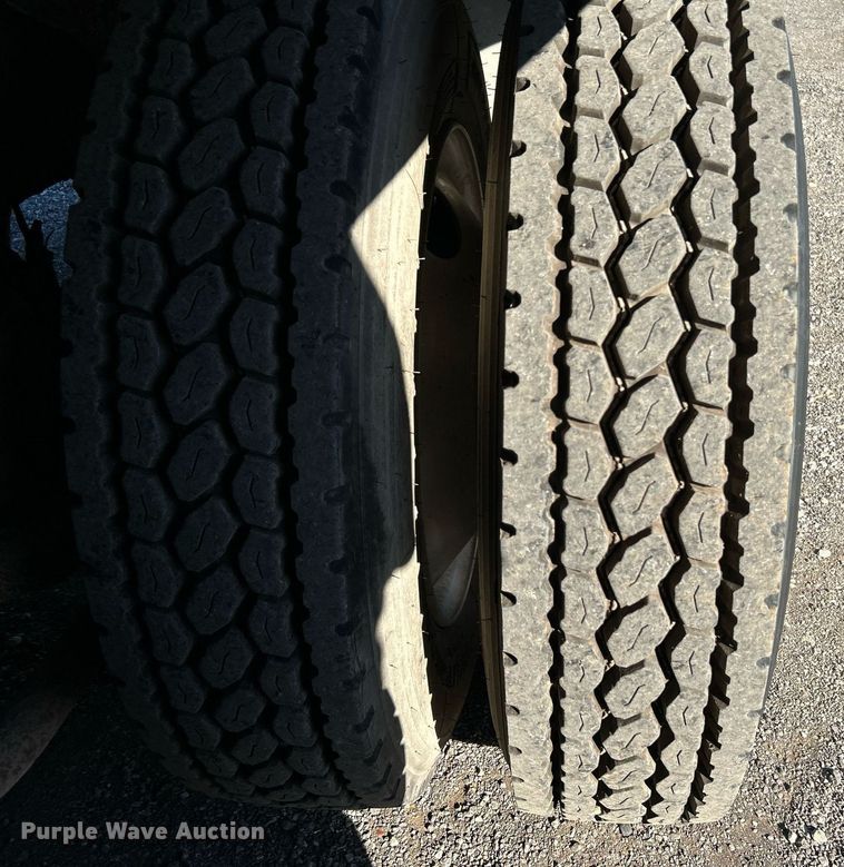 image for item KH9551 1994 Kenworth T800  utility / service truck