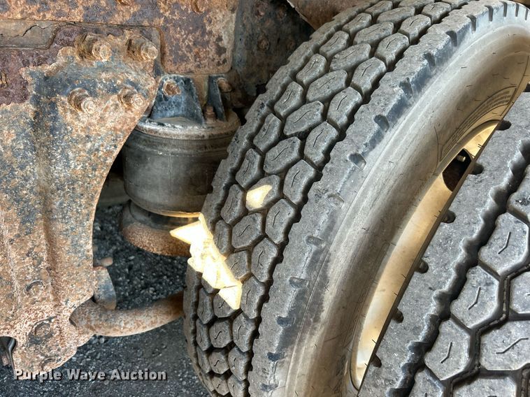 image for item KH9551 1994 Kenworth T800  utility / service truck